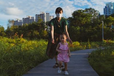 Các nhà nghiên cứu của NUS phát hiện ra rằng sức khỏe & tinh thần của các bà mẹ Singapore có thu nhập thấp không xấu đi trong thời gian COVID-19