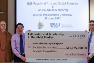 Tu viện Foo Hai Ch'an đã tặng 1125 $ để hỗ trợ học bổng tại NUS FASS